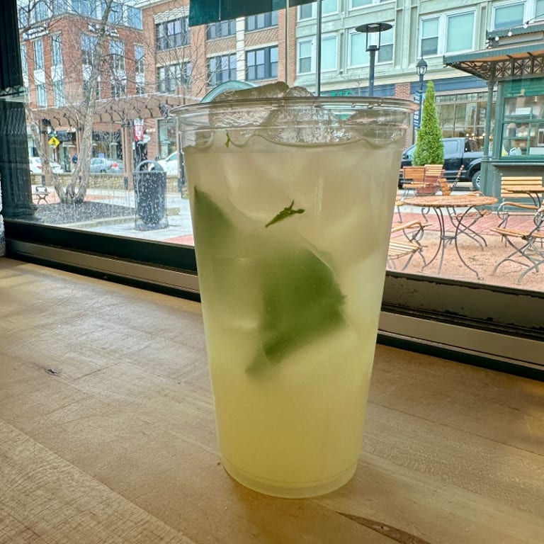 Refreshing Lemonade: Perfect for Pizza and Italian Cuisine